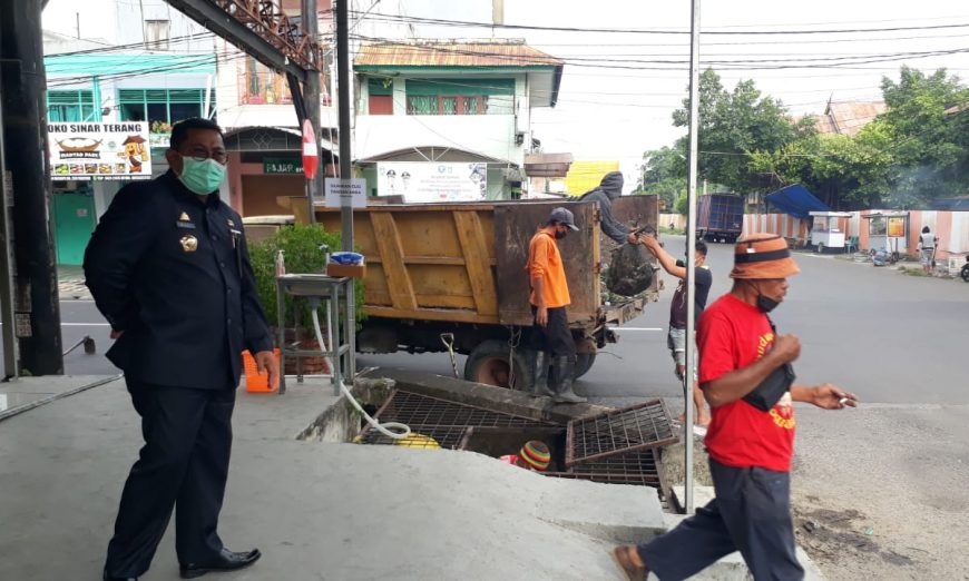 Petugas DLH Parepare Turun Berjibaku Keruk Kantong Pasir di Selokan